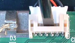 Entfernen Stecker serielles Kabel 1